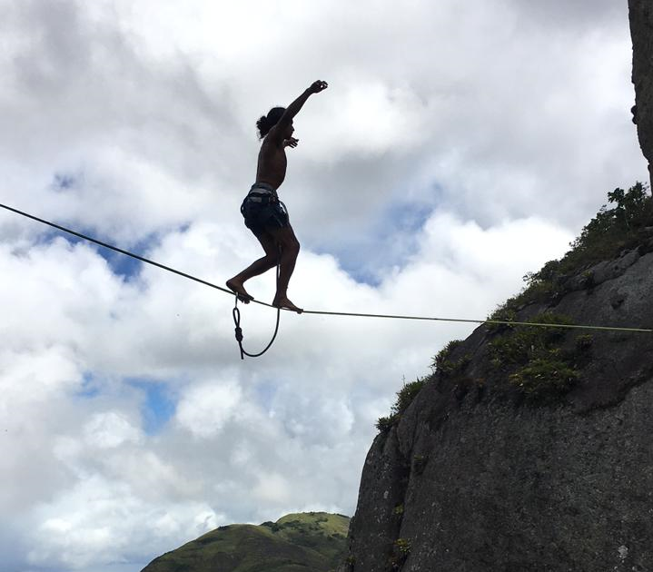 Escaladores realizam 'Slackline' na pedra do Monte Pescoço pela primeira vez