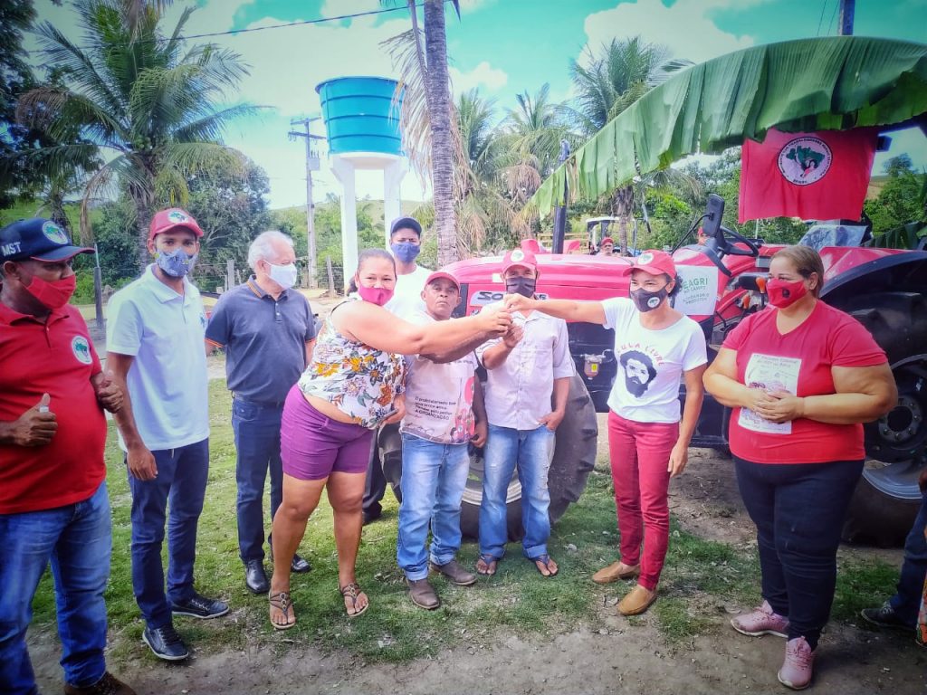 Itamaraju: Assentamento Goiânia recebe trator em comemoração aos 23 anos de luta