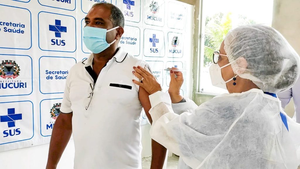 Prefeito Robertinho toma 1ª dose e diz-se ansioso para imunizar todo o município de Mucuri