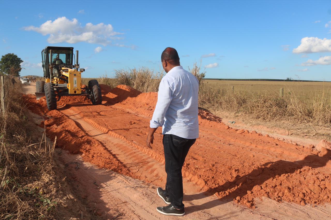 Parceria entre Prefeitura de Mucuri e Pedro Canário recupera estradas do Picadão da Bahia