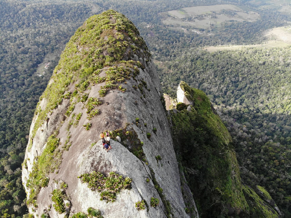 Escaladores realizam mais uma aventura e chegam ao topo do Monte Pescoço