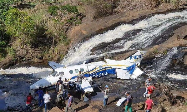 Marília Mendonça morre em queda de avião em Minas Gerais; no total são 5 mortos