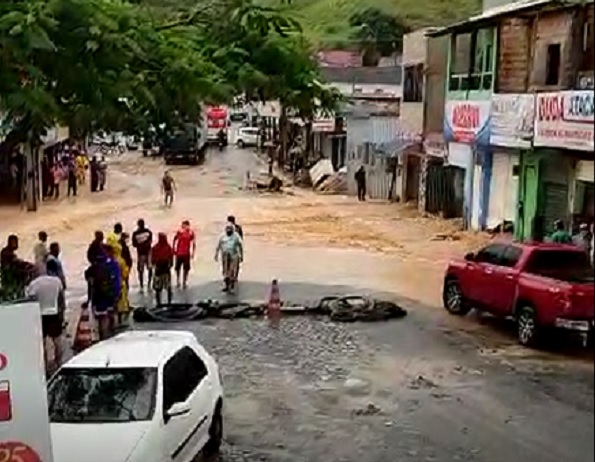 Defesa Civil de Itamaraju confirma três mortes durante temporal na madrugada; 4 casas desabaram