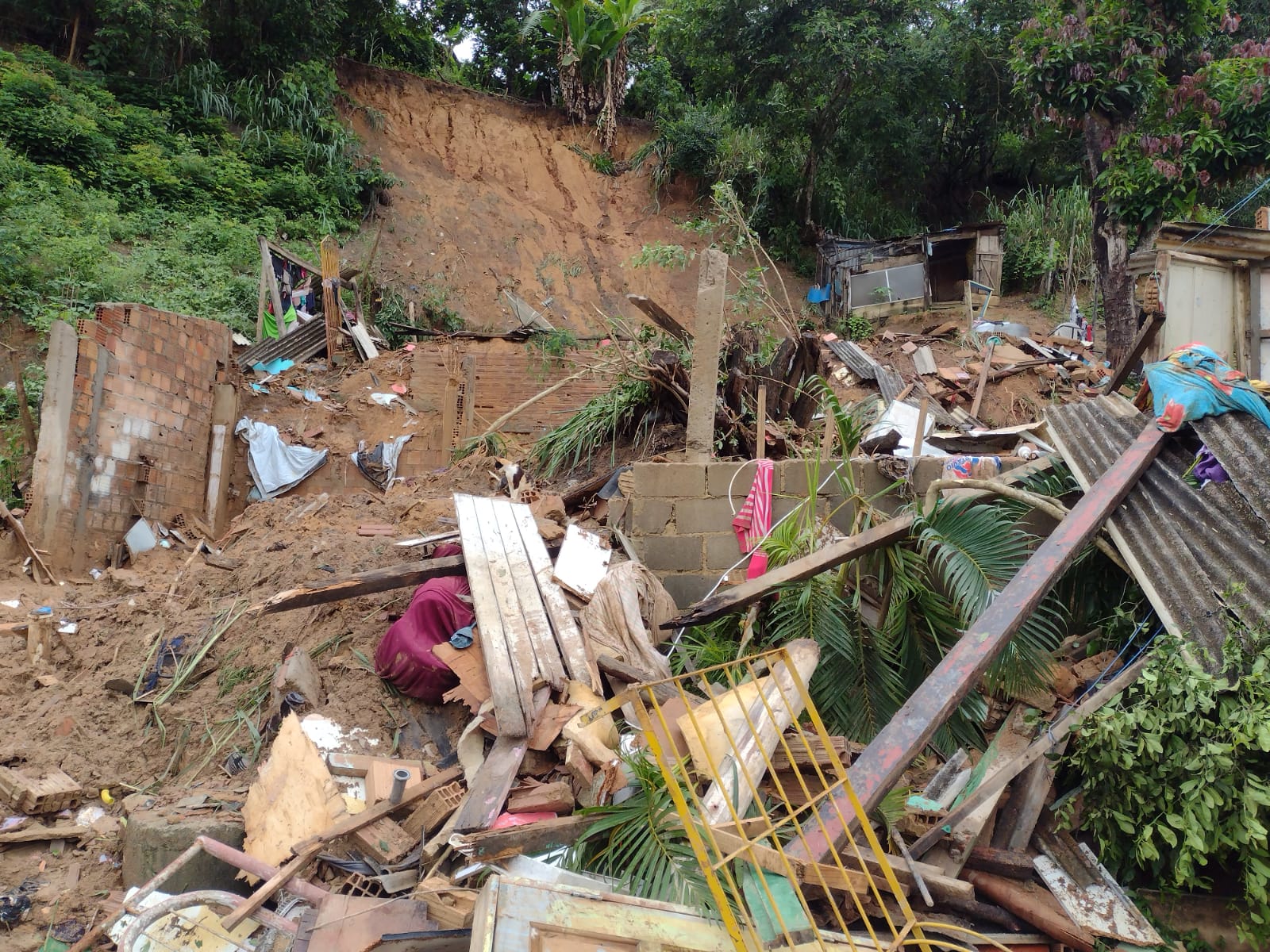 Tragédia: Tio e sobrinhos de 4 e 6 anos são vítimas de deslizamento de terra em Itamaraju