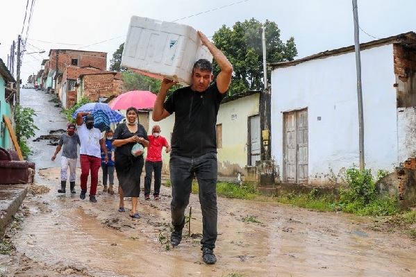Prefeitura leva alimentos a famílias afetadas pelas fortes chuvas em Teixeira de Freitas