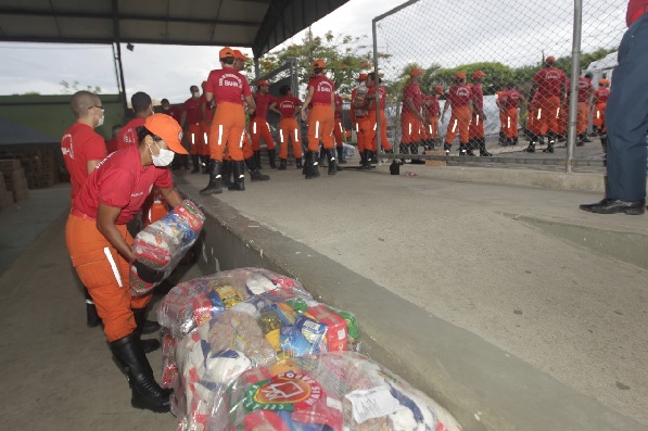 Governo distribui alimentos e aeronaves resgatam a população no Extremo Sul