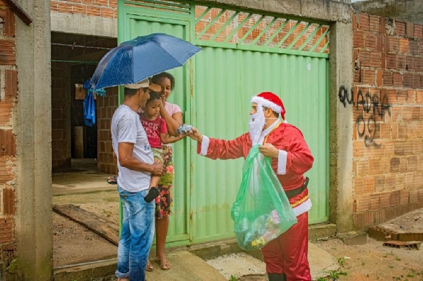Papai Noel do CBMBA leva brinquedos para crianças em Itamaraju