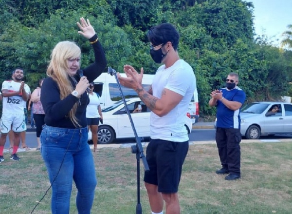 Porto Seguro: Gusttavo Lima sai de carro e canta com mulher que fazia oração no meio da rua