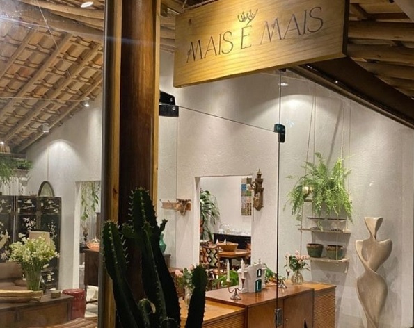 Vanessa da Mata inaugura loja especializada em mobiliário brasileiro em Trancoso