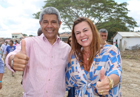 Em Ibicuí, Soane Galvão caminha ao lado de Jerônimo durante entregas de Rui Costa