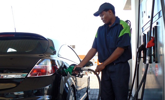 Preços dos combustíveis terão redução a partir deste domingo na Bahia; confira