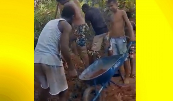 Itamaraju: Alunos realizam operação "tapa buracos" em estradas para chegar até escola