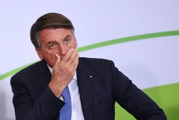 Justiça determina retirada de outdoors de Bolsonaro em Simões Filho por propaganda antecipada