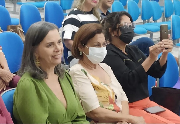 Câmara de Vereadores de Itamaraju entrega título honorário à professora Délia Ladeia