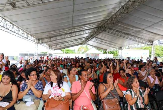 Soane Galvão participa de evento em comemoração ao Dia das Mães com mais mil mulheres