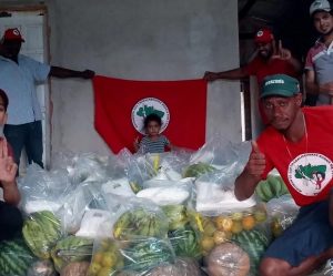 MST doa duas toneladas de alimentos para moradores de Teixeira de Freitas