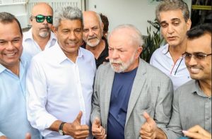 "O Brasil tem jeito e a Bahia tem lado", diz Jerônimo na chegada de Lula a Salvador