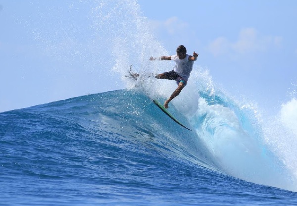 Gabriel Leal se prepara para surfar as ondas de Macaronis, pérola das ilhas Mentawai