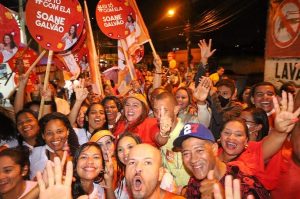 Energia e emoção: Em Ilhéus, Soane lidera caminhada com arrancada reunindo centenas de pessoas