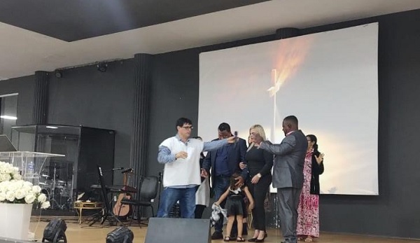 Eunápolis: Durante culto, apóstolo Ronilto abençoa candidatura de Jota Batista