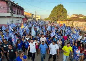 Candidato Neto Carletto faz grande caminhada com moradores de Eunápolis