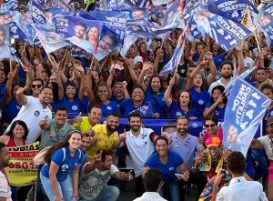 Candidato Neto Carletto faz grande caminhada com moradores de Eunápolis