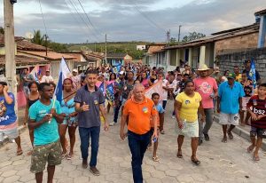 “Meu lugar é no meio do povo”, diz Luiz Mário durante caminhada em Itamaraju