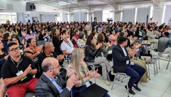 Congresso Nacional de Educação reúne 700 participantes em Porto Seguro