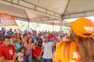 Soane recebe apoio durante carreata nas ruas de Una; população gritava seu nome