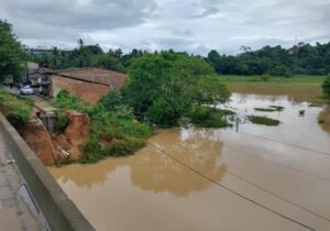 Com Rio Jucuruçu acima do leito, Itamaraju registra mais de 300 desalojados e 70 desabrigados