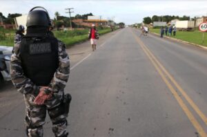 Forças estaduais de segurança atuam para desbloquear rodovias na Bahia