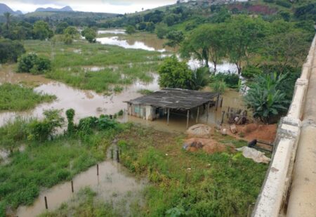 Com Rio Jucuruçu acima do leito, Itamaraju registra mais de 300 desalojados e 70 desabrigados