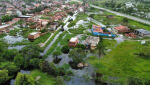 Chuva intensa causa transtornos e Alcobaça registra vários pontos de interdição