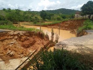 BA-284 é liberada próximo à Nova Alegria após abertura de cratera provocada pela chuva