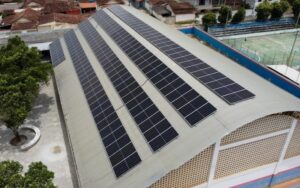 Painéis solares são instalados em escolas municipais de Teixeira de Freitas; entenda