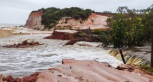 Ronaldo e Neto Carletto solicitam construção imediata de ponte na Praia das Amendoeiras, em Prado