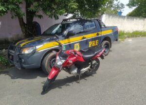 Moto adulterada é recuperada pela PRF na BR-101 em Eunápolis; motociclista e mulher são conduzidos