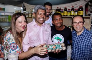 Jerônimo visita feira da agricultura familiar e destaca força dos baianos do interior