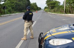 Homem acusado de tentativa de homicídio contra namorada é detido após capotar veículo