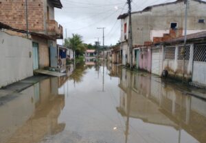 Rio Jucuruçu sobe 5 metros e provoca alagamento de rua na Beira Rio em Itamaraju