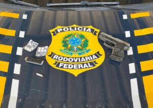 PRF prende dupla com arma, munição e drogas em Teixeira de Freitas