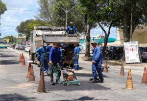 Equipes prosseguem com a Operação Tapa-Buraco em vias públicas de Teixeira de Freitas