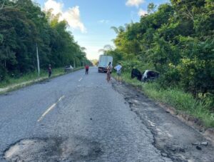 Ex-BBB e advogada sofre acidente de carro na BA-489 entre Prado e Itamaraju