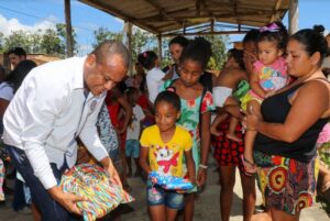 Natal Solidário: Secretaria de Saúde presenteia crianças de comunidade teixeirense; veja fotos