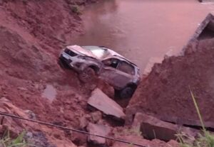 Carro cai em cratera aberta pelas chuvas na BR-101 entre Itamaraju e Teixeira de Freitas