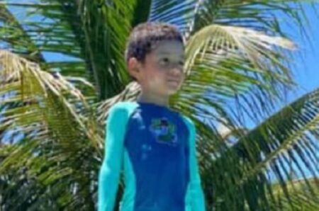 Menino de 5 anos morre afogado em piscina de clube durante confraternização