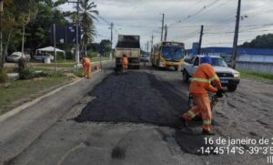 A pedido do prefeito Mário Alexandre, Estado realiza operação tapa-buracos na Zona Norte de Ilhéus