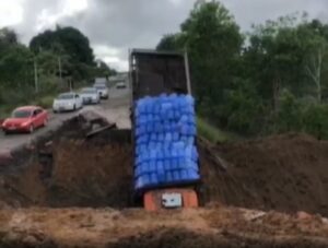 BA-290: Caminhão carregado de água mineral cai em cratera entre Teixeira e Alcobaça