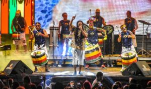 Tambores da banda Olodum arrastam multidão na Passarela da Cultura em Porto Seguro