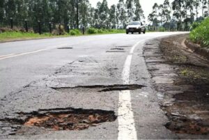 Serviços de manutenção são realizados na BR-489, entre Prado e Itamaraju